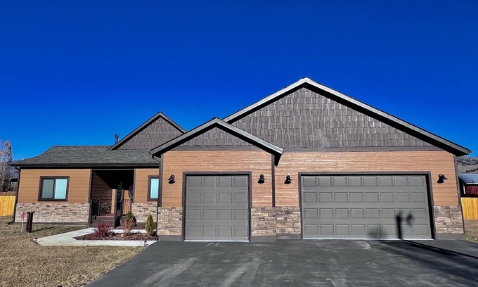 Darby Casa | New home, close to skiing, hunting, rodeos, hiking. Fenced yard, pet friendly.