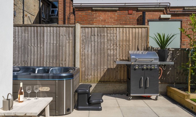 Poole Casa | New Home near Sandbanks + Hot Tub + Sleeps 9 guests. 3 x bathrooms