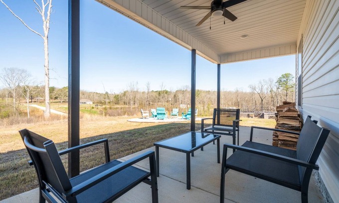 Jones Mills Casa | New Home on 5 acres 10 mins from Oaklawn/Casino/Lake/Shopping with amazing views