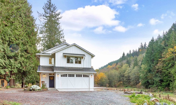 Bellingham Casa | New home on peaceful 5acr +hotub & dry sauna - Close to biking/hiking & downtown