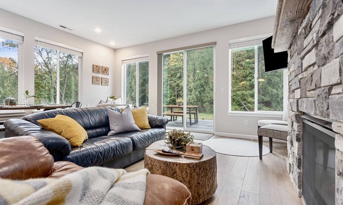 Bellingham Casa | New home on peaceful 5acr +hotub & dry sauna - Close to biking/hiking & downtown