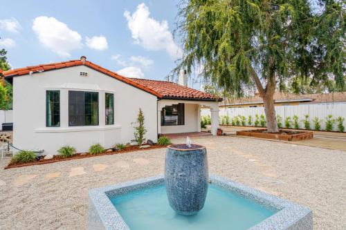 Valley Glen Casa | New Home Universal sleeps 18 hot tub