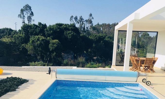 Lourinha Villa | ¡Nuevo hogar con piscina privada en el medio del green!