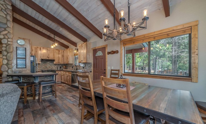 Dorrington Cabina | *NEW HOT TUB* DOG FRIENDLY, 4 BR IN BIG TREES VILLAGE W/FREE ACCESS TO BTV REC C