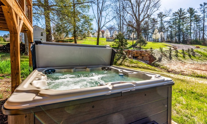 Walland Casa | New Hot Tub / Firepit / Outdoor Dining / Park Grill