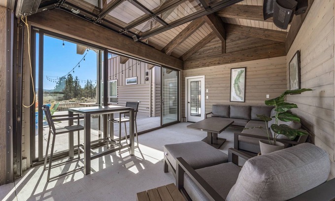 Bend Casa | New! Hot Tub~ Riverfront ~EV Charger ~ Dog Friendly ~ Ping Pong~Trail Access
