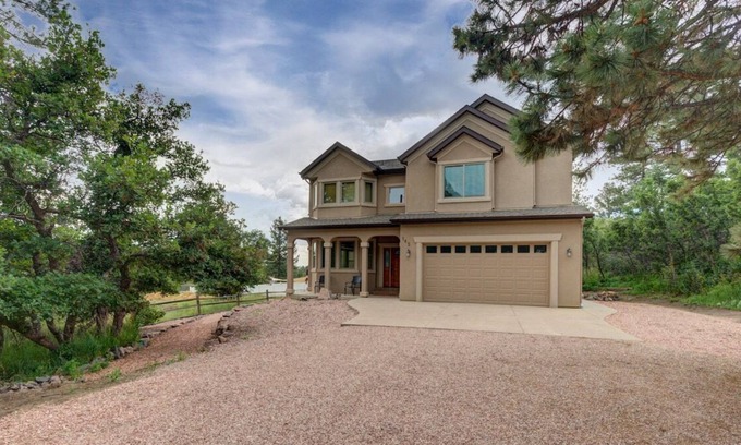 Palmer Lake Casa | NEW HOT TUB Sunny Palmer Lake home in the Glen