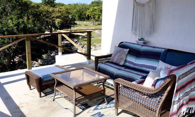 Gregory Town Casa | New house, completely private with a garden, 10 min from Surfers Beach