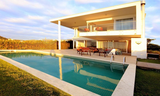 Morro das Pedras Casa | ¡CASA NUEVA, ALTO ESTÁNDAR, FRENTE AL MAR, EN CONDOMINIO CERRADO!