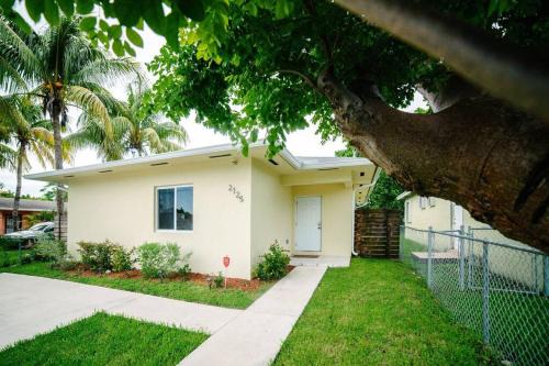 Seybold Casa | New house on the block near Miami Airport.