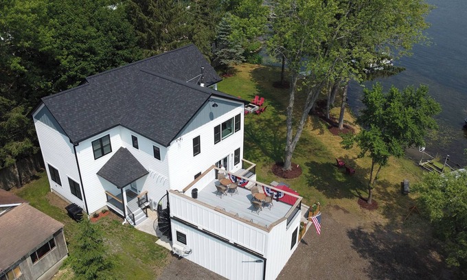 Delavan Lake Casa | New house, sleeps 15, 5 car parking. Separate building with bar. Pets welcome!