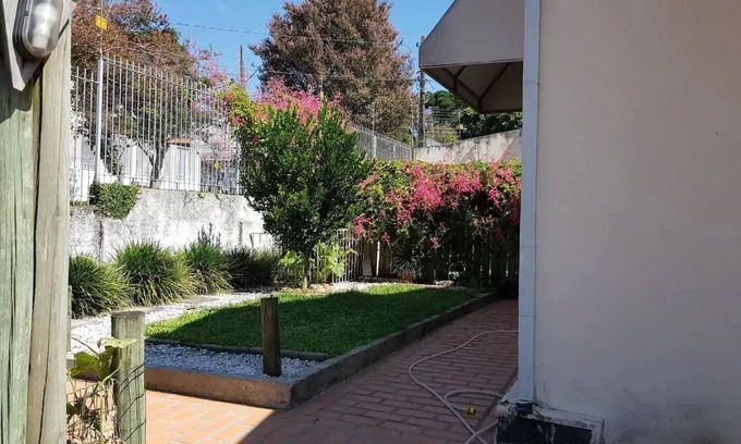 Parolin Casa | Casa nueva con varios estacionamientos