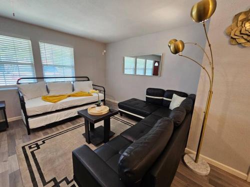 Northeast Houston Apartamento | New Houston Home! Sleeps 10-12, Near Downtown, 4 Car Parking