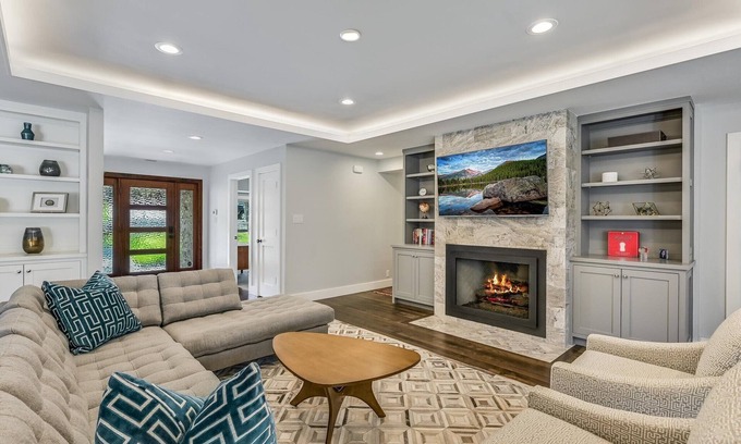 Countryside Casa | NEW I Above Austin Metro | 5 mi to downtown | Sleeps 14 I Services