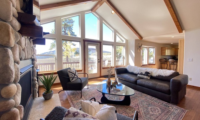 Hartsel Cabina | New! Impeccable Home with Fireplace, Hot Tub and Epic Views - Hart House