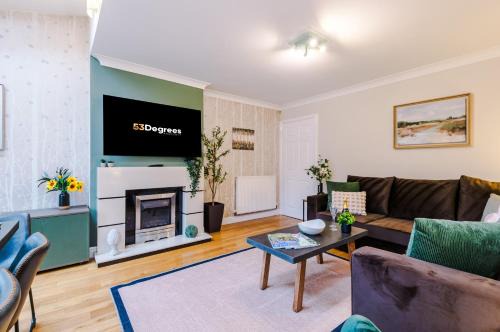 Northwich Casa | NEW! Incredible Home In Northwich By 53 Degrees Property, Perfect For Groups, FREE Parking!
