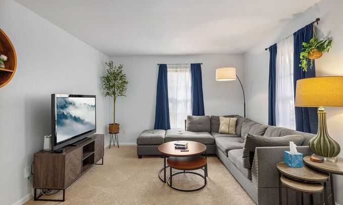East Forest Casa | New! Introductory Rate! Modern 2-bedroom Retreat in MORA, great location!!