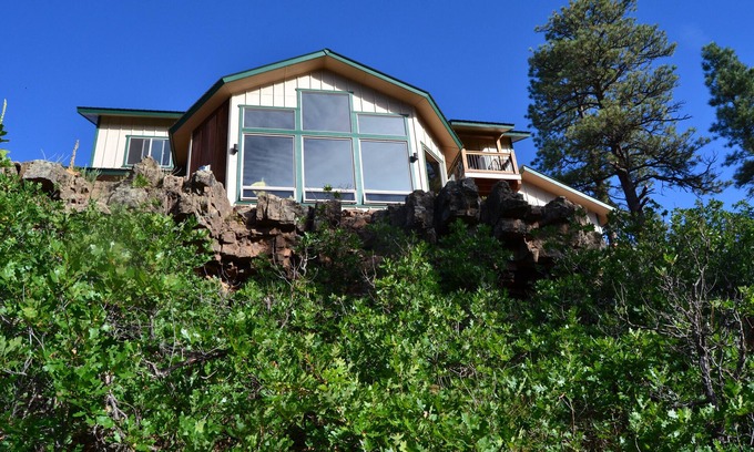Pagosa Springs Casa | Nueva casa de 3 dormitorios en la cresta del cañón / Borders Forest / 31 ventanas, a solo 3 millas de la ciudad