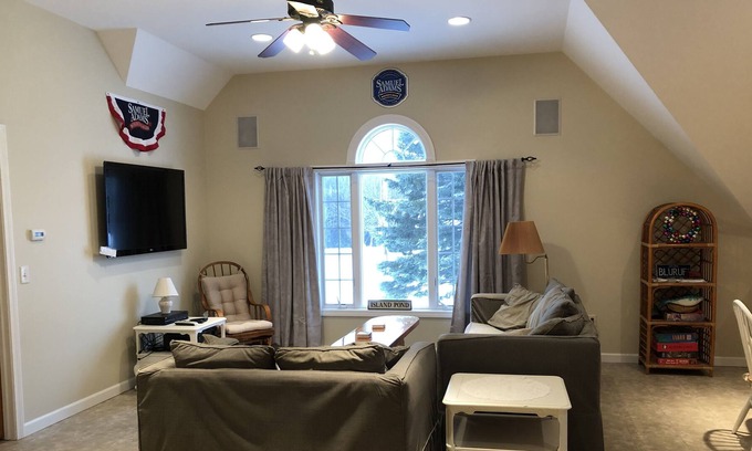 Brighton Apartamento | New island pond apartment direct trail access