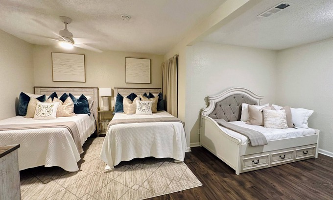 Auburn Apartamento | NEW!! Just steps to Jordan-Hare Stadium! 2 Bedroom, 2 Bath, sleeps up to 9.
