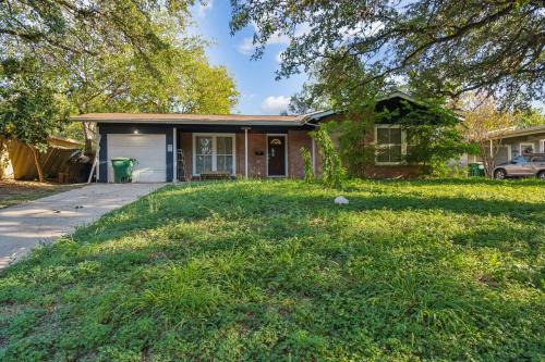 North San Antonio - SAT Casa | New King Bed 15 Mins from University Health
