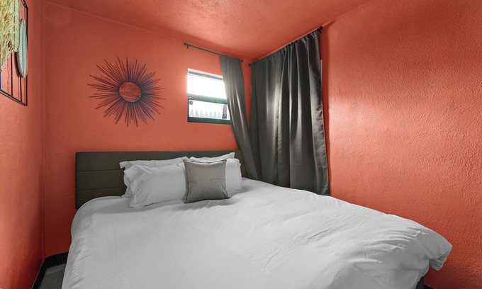 Silver Lake Apartamento | NEW! King Bed, Mins to Dwntwn, Living Room Suite, Lrg Groups