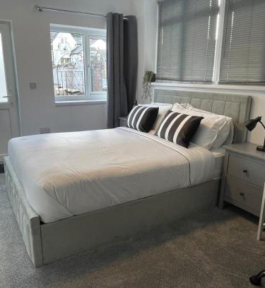 Pontcanna Apartamento | New King Studio in Trendy Pontcanna, with Parking