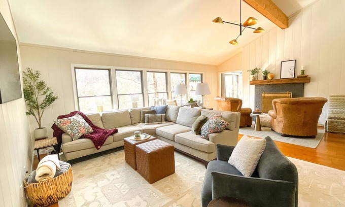 Burnsville Casa | New Kitchen+Relaxing Riverfront View+Hot Tub+Dog-Friendly