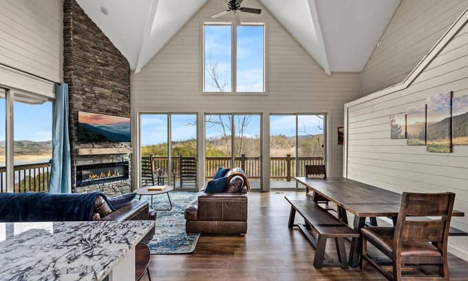 Sevierville Apartamento | NEW Lake View Indoor Pool Sleeps 14 Hot Tub