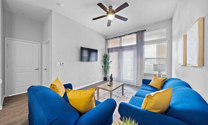 South Main Apartamento | New Lake view King bed apartment by the NRG