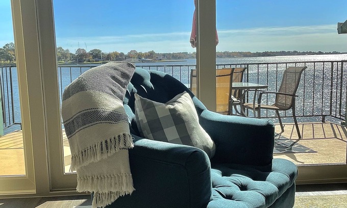 Seven Coves Condominio | New! Lakefront 2-bedroom Condo. Newly remodeled.