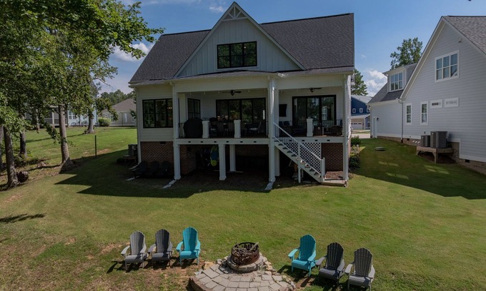 Eatons Crossing Casa | New! Lakefront 4BR, Kayaks, Paddleboards, Games