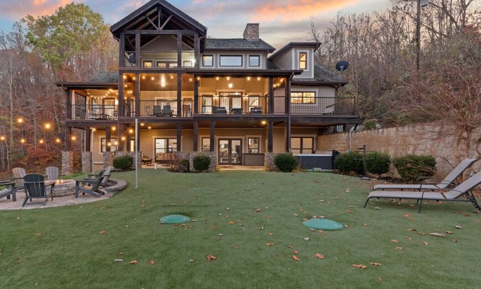 Sevierville Cabina | New! Lakefront Luxury! Fireplaces*Hot Tub*Privacy