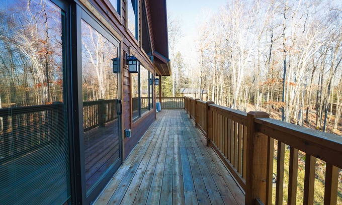 Presque Isle Cabina | NEW! Lakefront Paradise! Access to MANY Trails!
