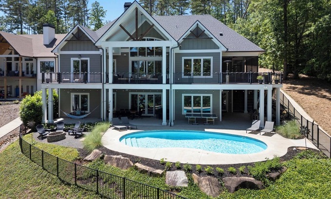 West Union Casa | NEW LakeHome On The Water, LUXURY Sleeps 18, Pool, Dock, Beach, Close To Clemson