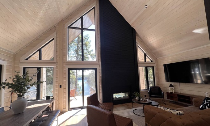 Dysart et al Chalet De Esquí | New Lakeside Chalet with Sauna