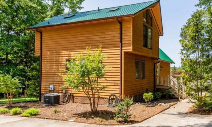 Quail Ridge Casa | New! Lakeview, Charming 3BR, Hot Tub, Firepit, Pet Friendly, WiFi