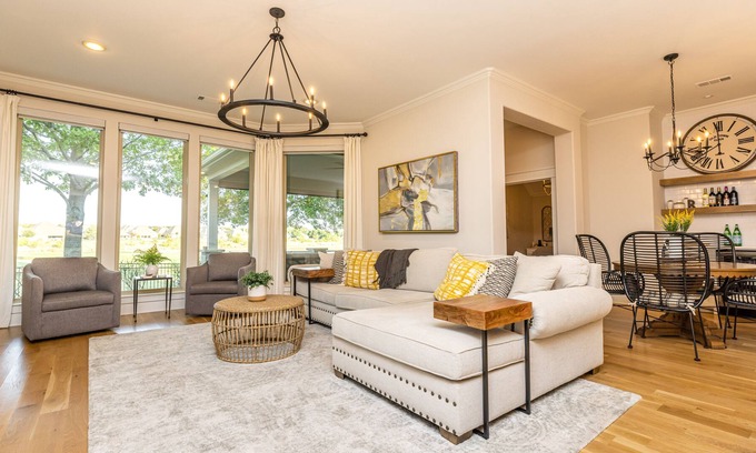 Lantana Casa | NEW! Lantana Home Overlooking Golf Course & Pond!