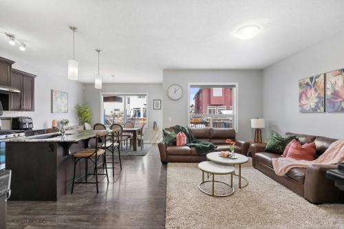 Calgary Casa | NEW! Large Family 4BR w Kid's Play Den, Yard - FREE Banff Pass, BBQ, Netflix, Parking & Wine!