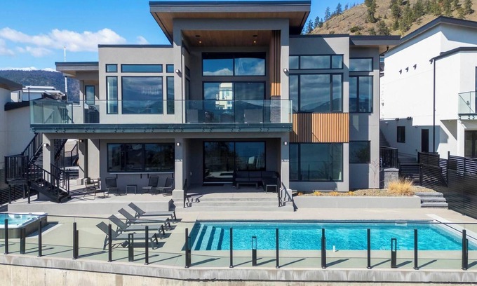Central Okanagan Casa | New Large Luxury Home with Pool & Views