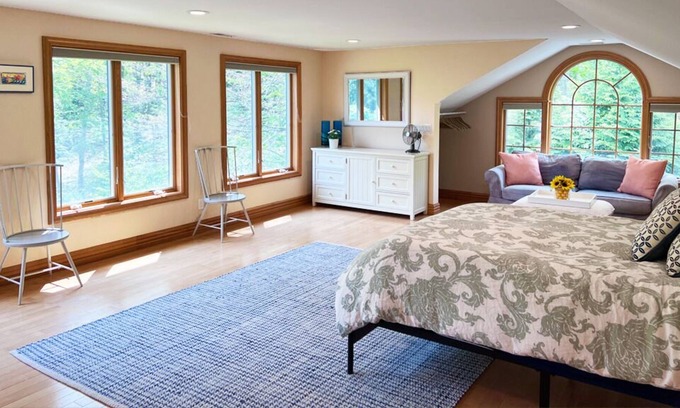 Guilford Apartamento | NEW! Large Studio Apartment : Close to the Guilford Green : Pets Welcome!