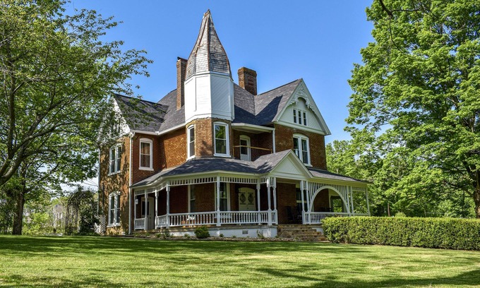 Boyds Creek Casa | New! Large Victorian home! Outdoor space for entertaining!