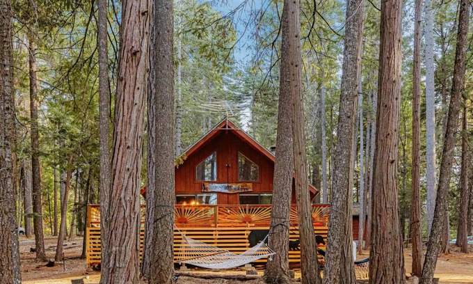 Shingletown Chalet De Esquí | NEW - Lassen Tree Cabin with Hot Tub