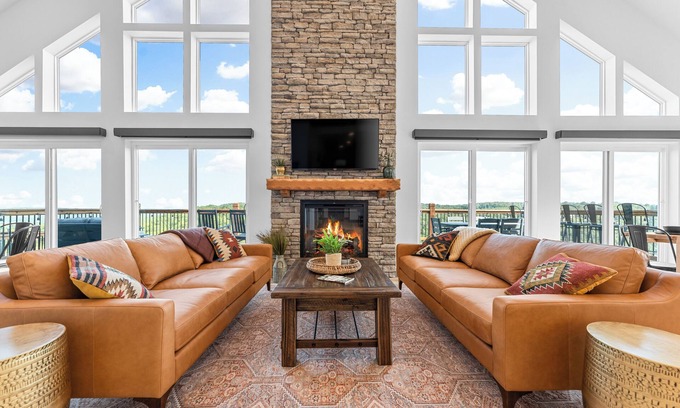 Kimberling City Cabina | New! LAZY RIVER & Pools, Lake View, Game Room, Theater Room, Hot Tub, Fire Pit