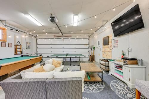 New Lisbon Casa | New Lisbon Home with Fire Pit and Ping-Pong!