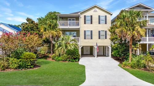 Crescent Beach Villa | New Listing, 2min WALK to Beach, Single Family Home, Pet Friendly, HotTub, Smart TV, Sleeps 10, Private Backyard
