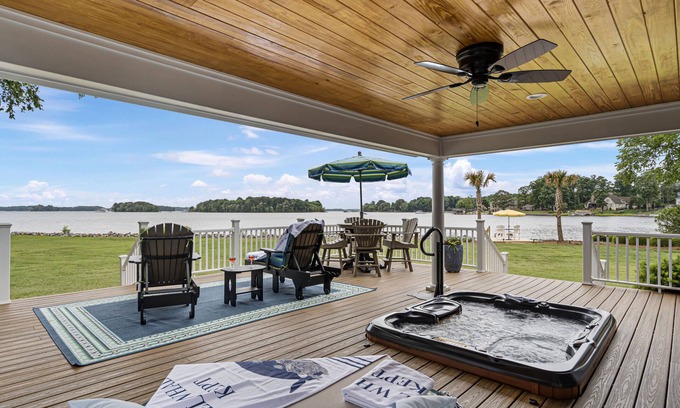 Mayhew Casa | NEW LISTING! 3 bedroom 2.5 bath 3K sq ft home on Lake Norman-hot tub-WATER VIEWS