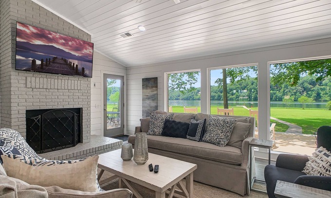 Northport Casa | New Listing! 5 Bed 5 Bath 20 Min to UA, Flat Lot on Lake Tuscaloosa