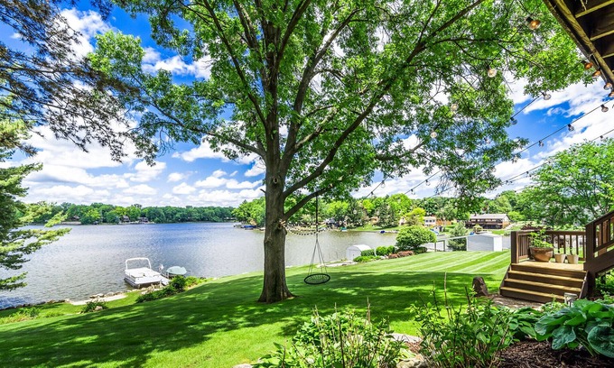 Drayton Plains Casa | New- listing! 6 BR wooded lakefront home.