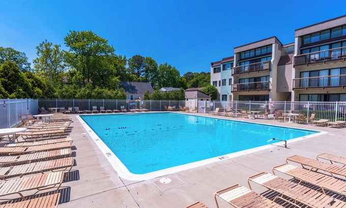 Caine Woods Condominio | NEW LISTING as of 5/30/24 with pool + tennis courts too! Spacious and ALL new!